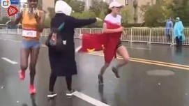 何引丽是在国旗和成绩之间作选择吗？