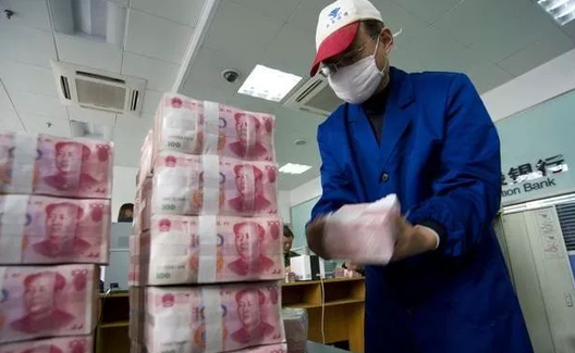 钮文新：过度透支消费同样是重大金融风险