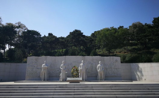 英烈颂——在北京西山无名英雄纪念广场上的遐思