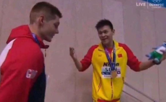 我是冠军！不服？憋着！