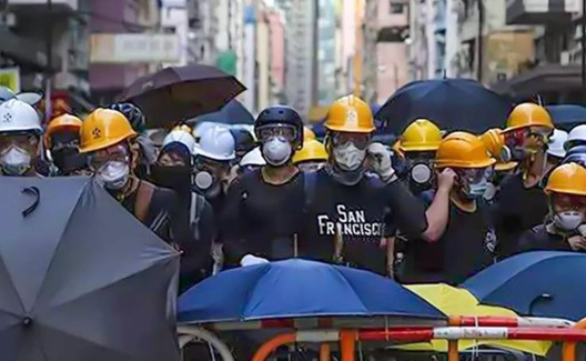 香港的制度陷阱：利益集团如何操控民众