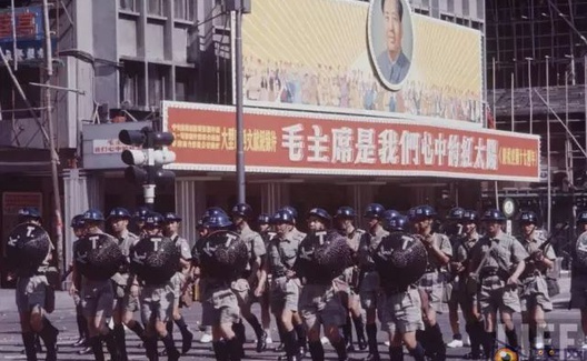合唱“一条大河”的背后，是港人无言的幽怨