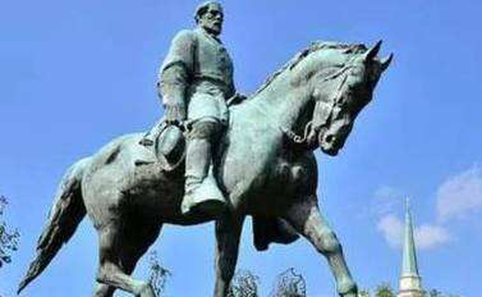 李将军的雕像，撑着灯塔的面子