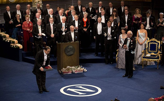 抹黑中国——论莫言对现实主义的越界