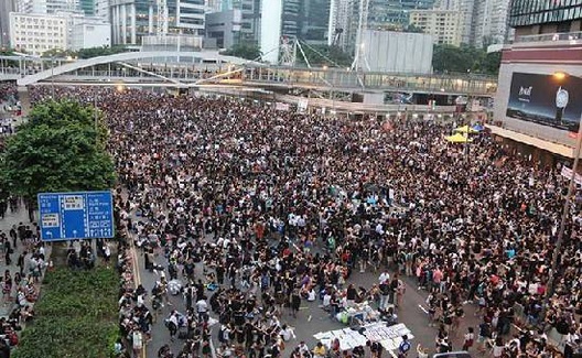 社会运动视角下西方NGO的民主输出与“颜色革命”