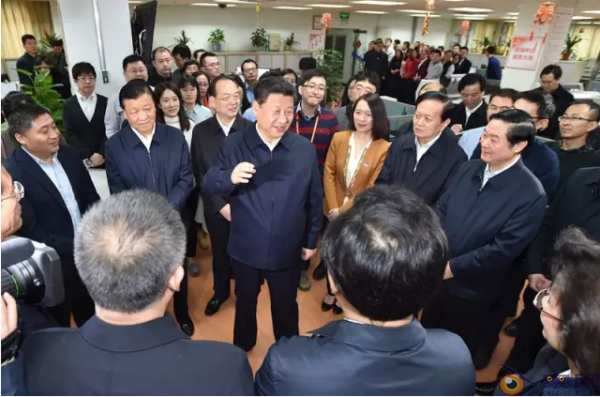 挺起我们的精神脊梁