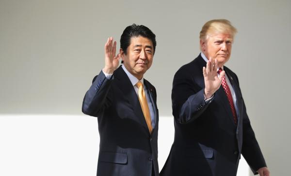 特朗普会见安倍，承诺使用包括核武器在内的全部军力保卫日本