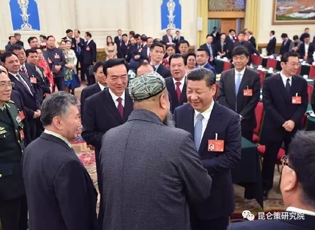 习近平：维护民族团结，像石榴籽那样紧紧抱在一起