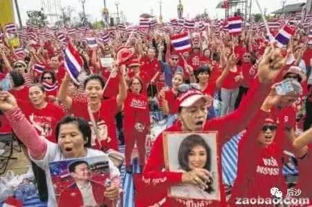 还记得美女总理英拉吗？从湄公河惨案到逃亡国外