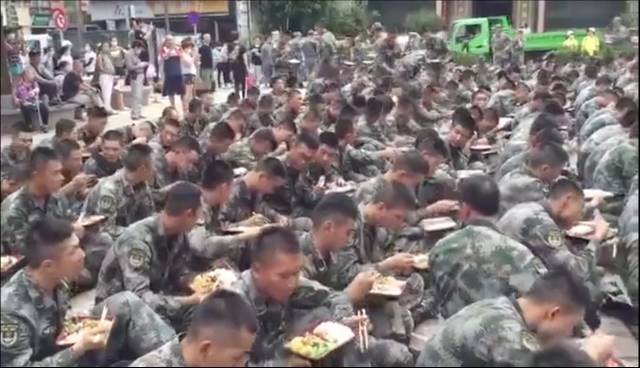 解放军澳门浴血救灾英勇，港灿猪油蒙心污蔑可耻