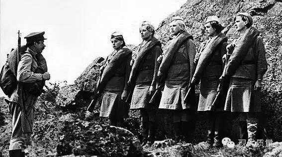 这里的黎明静悄悄:当女性介入战争