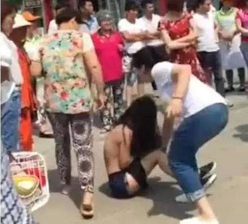 不要“孔教会长”们主导的社会