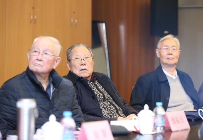 马克思主义理论素养是领导干部的必备素质—察网“深入学习贯彻党的十九大精神”座谈会纪要（一）