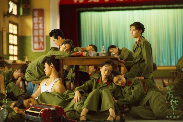 《芳华》叫座，因为理想时代芳华不再