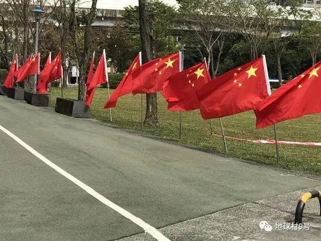 百面五星红旗追身蔡英文，国台办新年首次警告意味深长