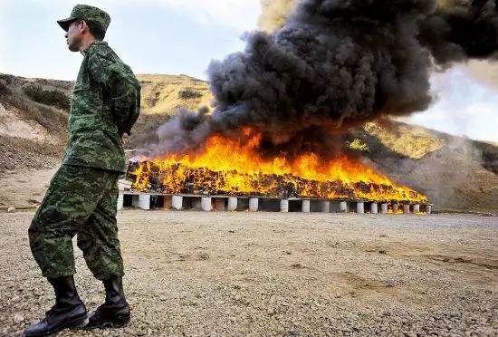 这个国家血腥的教训，告诉中国有一条可怕的“邪路”