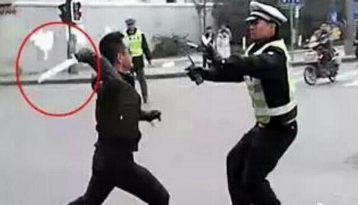 在热议龙哥案的正当防卫时能否议议警察也需要执法豁免权?