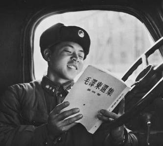 诋毁雷锋形象的言行应当休矣