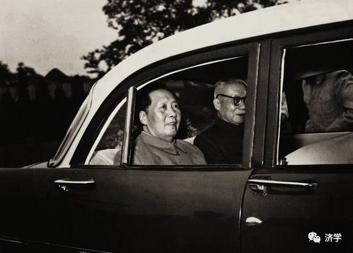 毛主席说：我坐上我们自己的小汽车喽