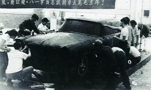 毛主席说：我坐上我们自己的小汽车喽