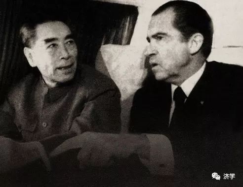 毛主席说：我坐上我们自己的小汽车喽