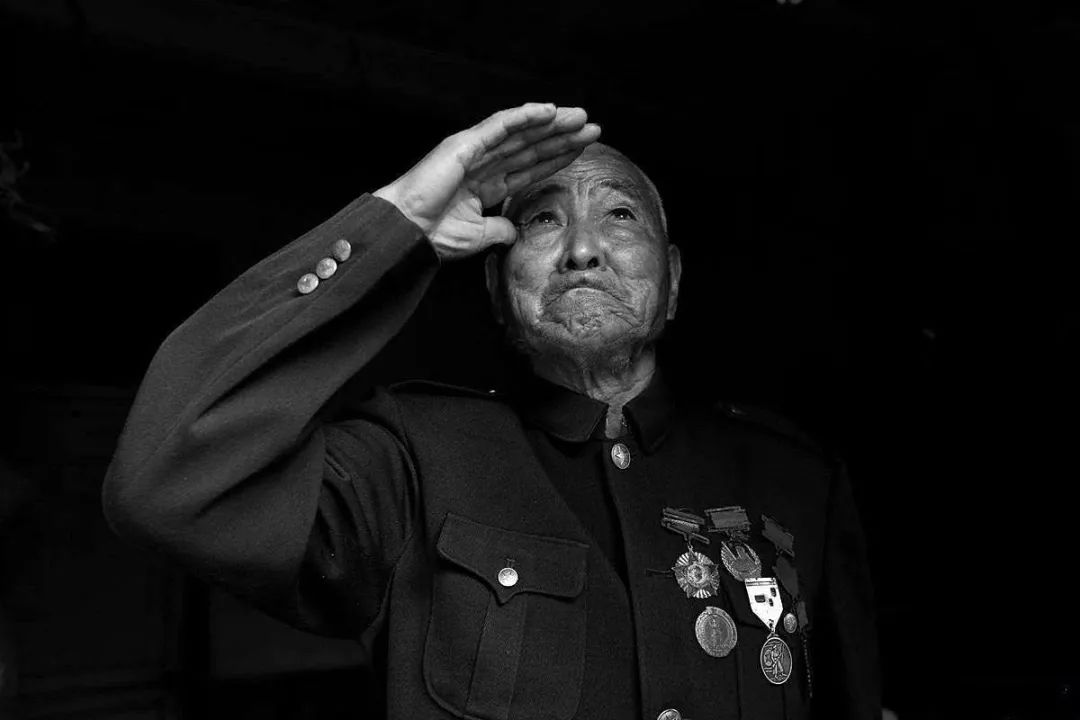 新中国前三十年的苦难行军：史诗般波澜壮阔的工业史