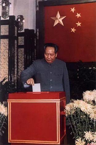 毛泽东与新中国第一部宪法，全民大讨论历时近三个月