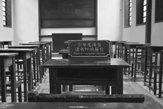 毛泽东一生中三次与图书馆结下不解之缘，曾主动休学只为痴迷读书