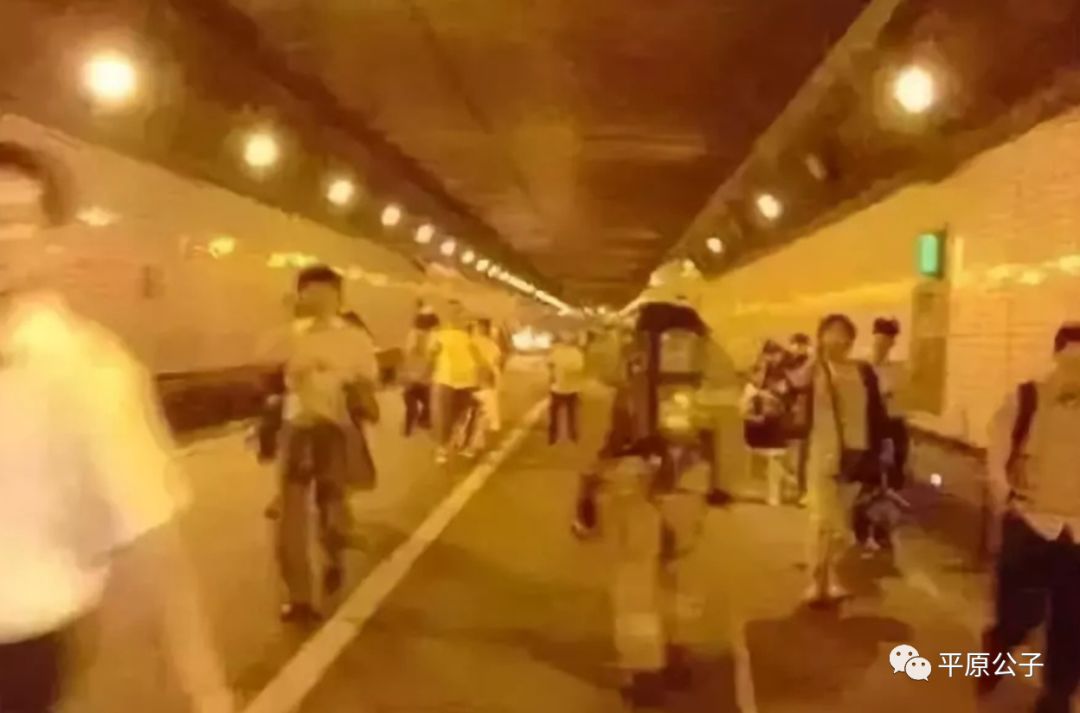 大火中的中国消防员
