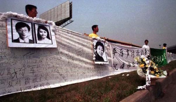 美国人当年如此猖狂：“炸了你们中国使馆，都说对不起了，怎么还没完没了了！”