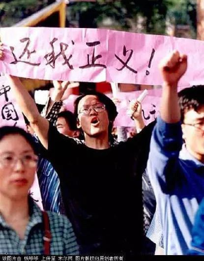 美国人当年如此猖狂：“炸了你们中国使馆，都说对不起了，怎么还没完没了了！”