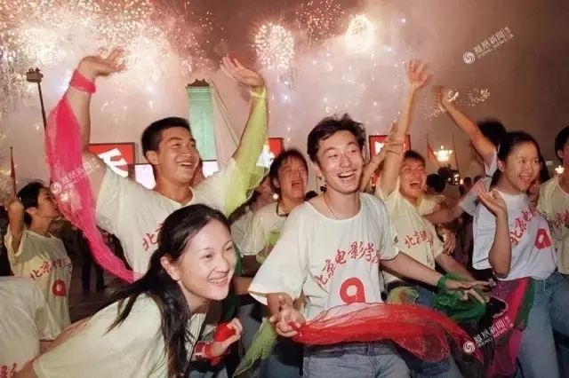 请回答：1997年英国人在香港埋了多少雷？