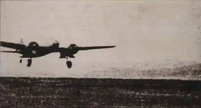 他们手里用着破步枪,眼睛却望着海那头的航母……