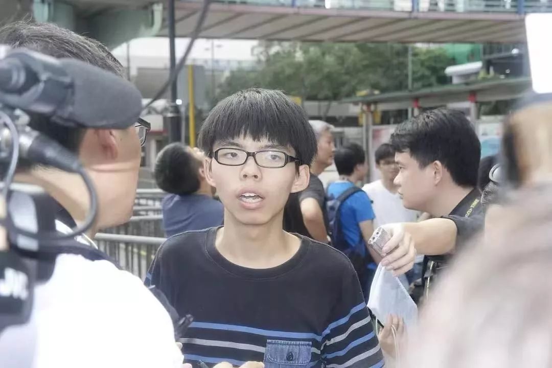 黄之锋的“忙乱”头绪