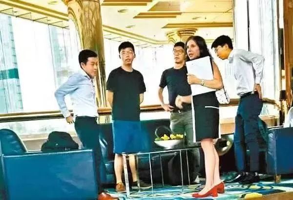 黄之锋的“忙乱”头绪