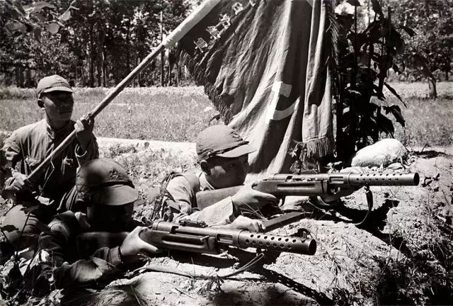 他们手里用着破步枪,眼睛却望着海那头的航母……