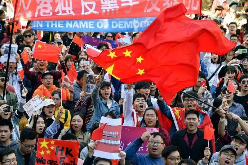 汉奸黄之锋在美国被“轰”下台，为何海外华人和留学生这么爱国？