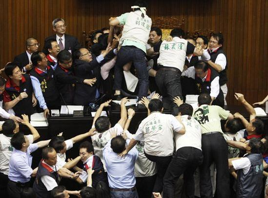 千钧棒：当年自由派公知攻击申纪兰的理由很可笑