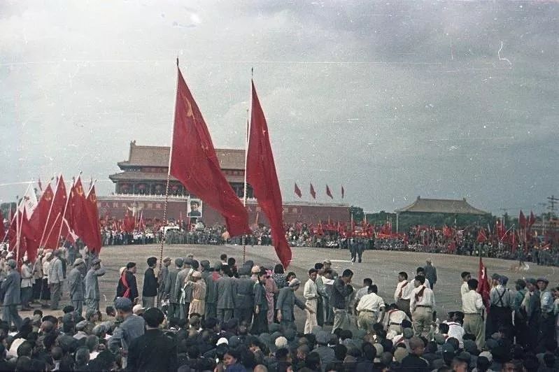 哼一万遍《我和我的祖国》，不如去看它一遍