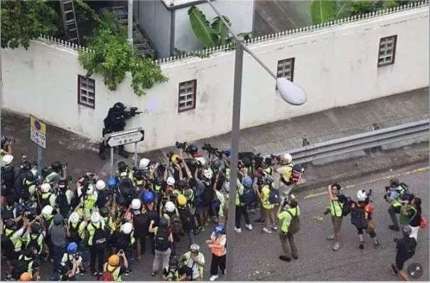 港媒险恶！这个内地女生粉饰暴力遭痛骂，她冤吗？