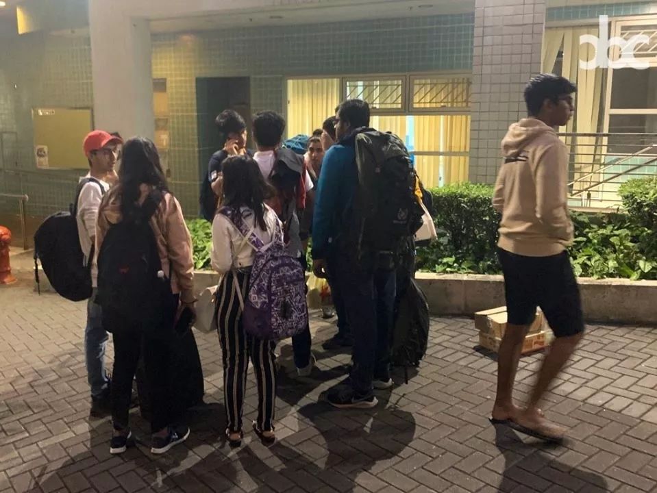 香港的大学，为何容不下一张书桌？