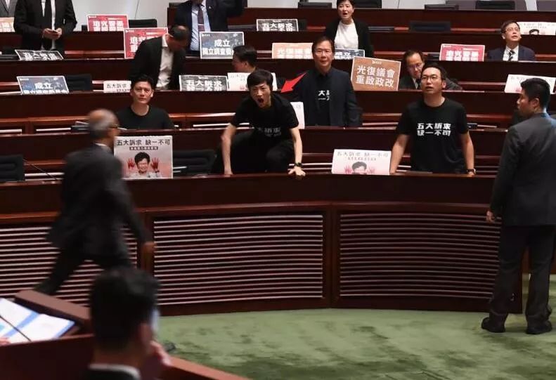乱港“三大状”：“香蕉人”“好戏人”与“阴阳脸”